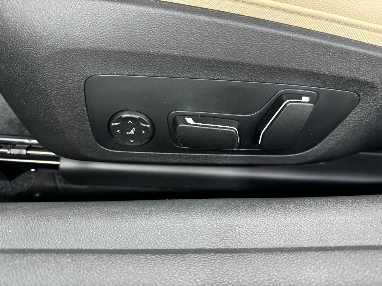 BMW 4 Series Vehicle Full-screen Gallery Image 27