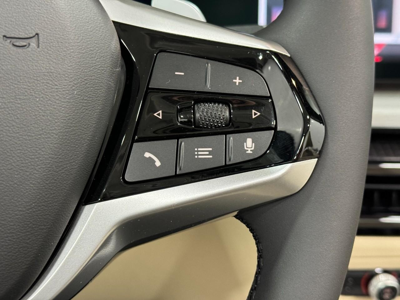 BMW 4 Series Vehicle Full-screen Gallery Image 30