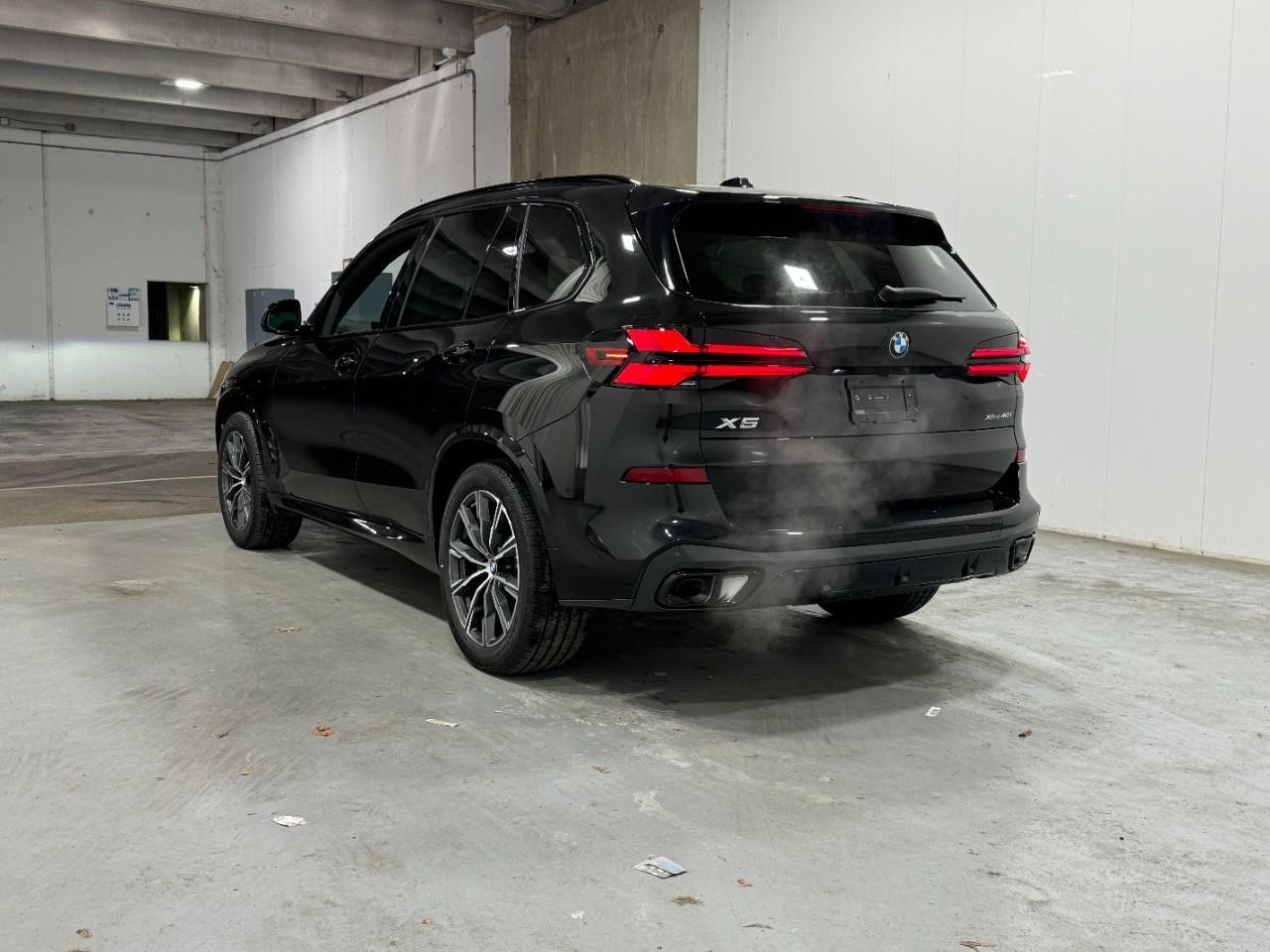 BMW X5 Vehicle Full-screen Gallery Image 3