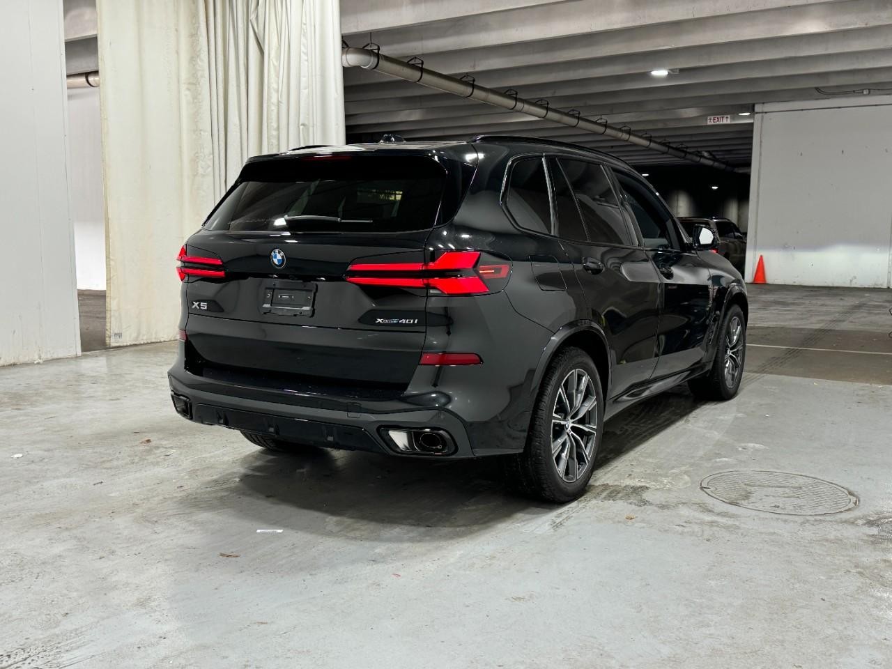 BMW X5 Vehicle Full-screen Gallery Image 4