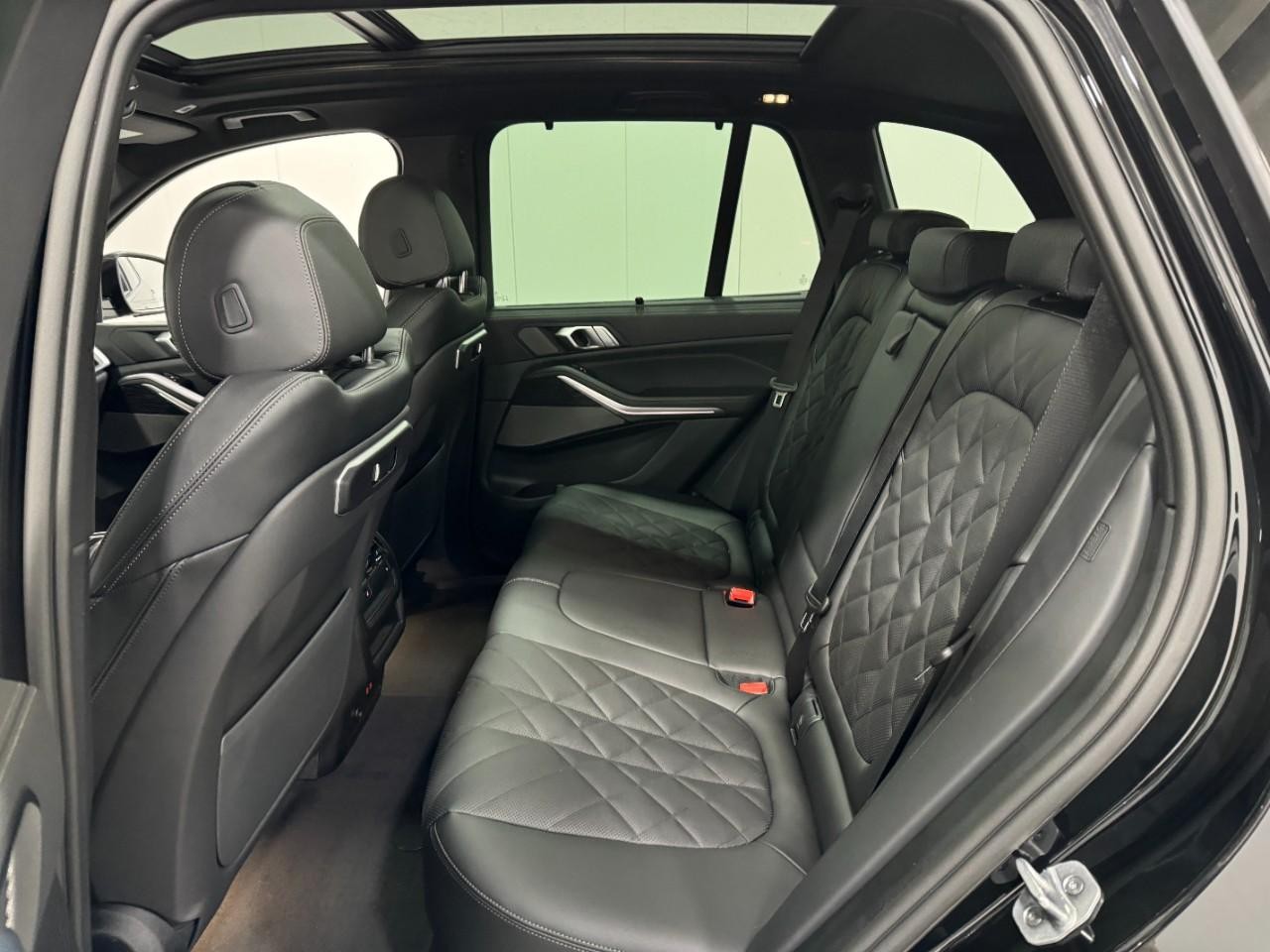 BMW X5 Vehicle Full-screen Gallery Image 8