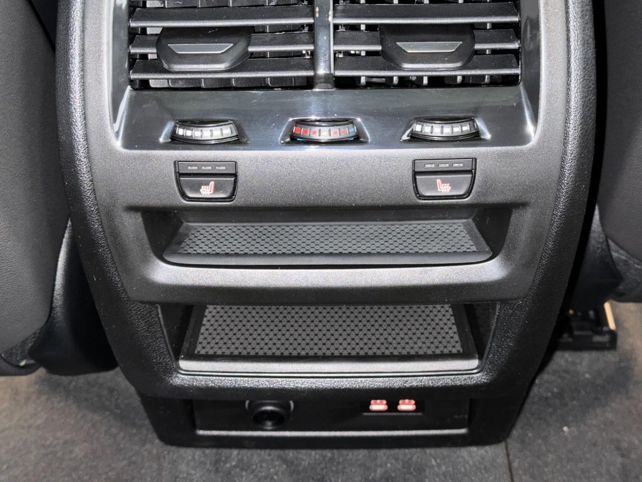 BMW X5 Vehicle Full-screen Gallery Image 11