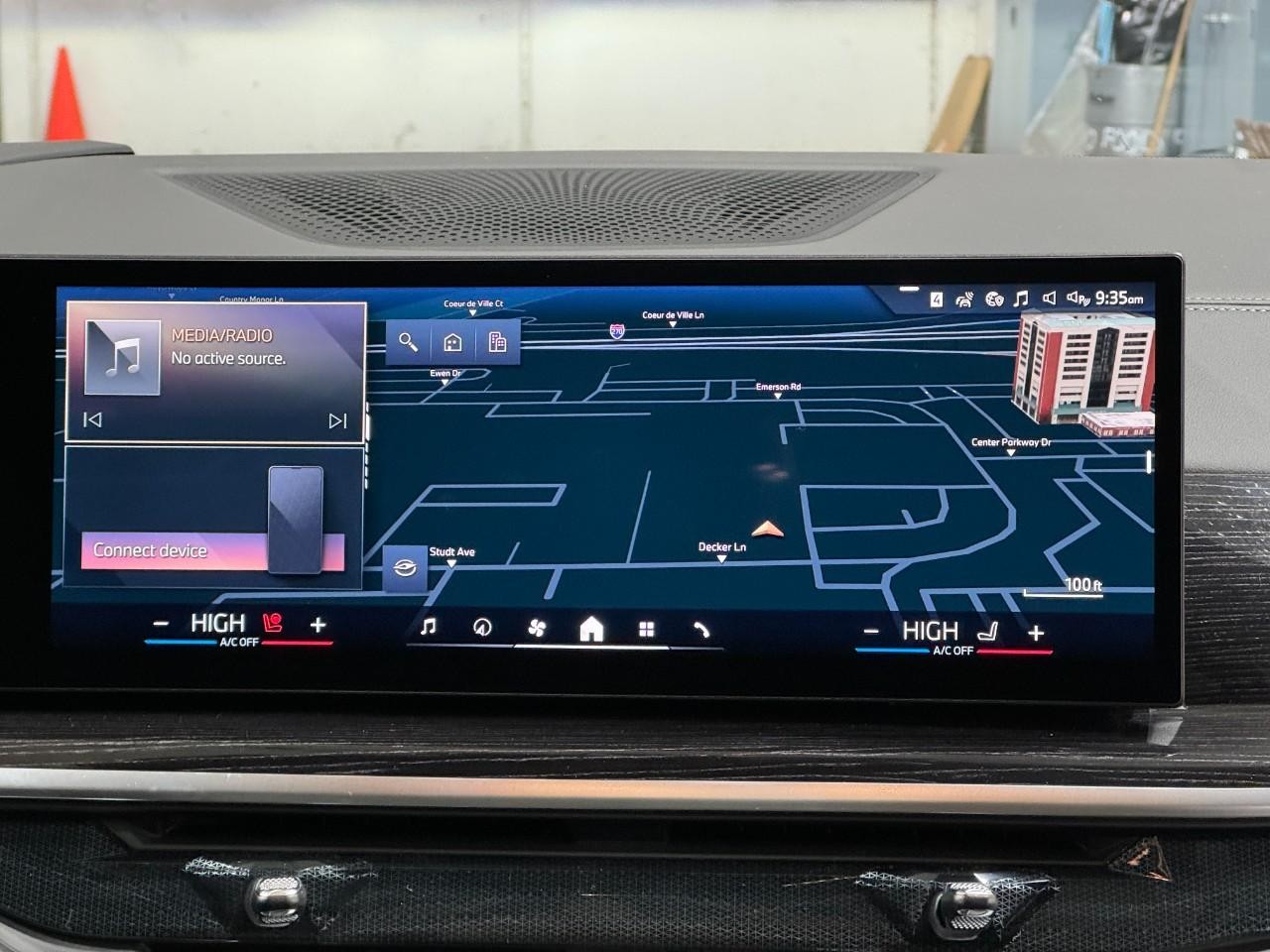 BMW X5 Vehicle Full-screen Gallery Image 15