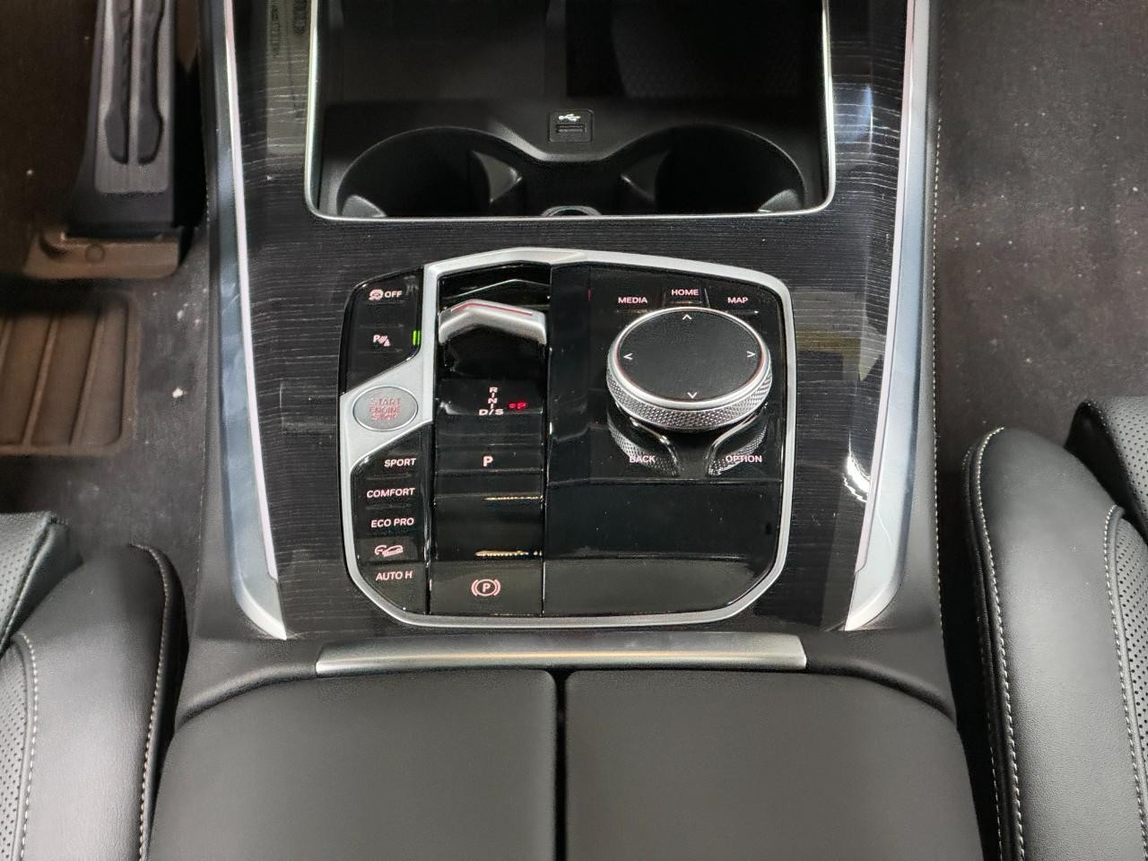 BMW X5 Vehicle Full-screen Gallery Image 16