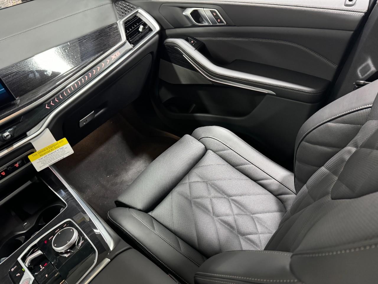 BMW X5 Vehicle Full-screen Gallery Image 17