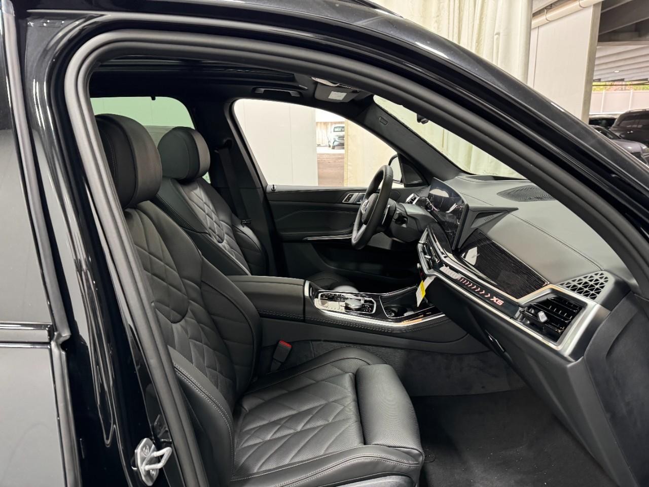 BMW X5 Vehicle Full-screen Gallery Image 18