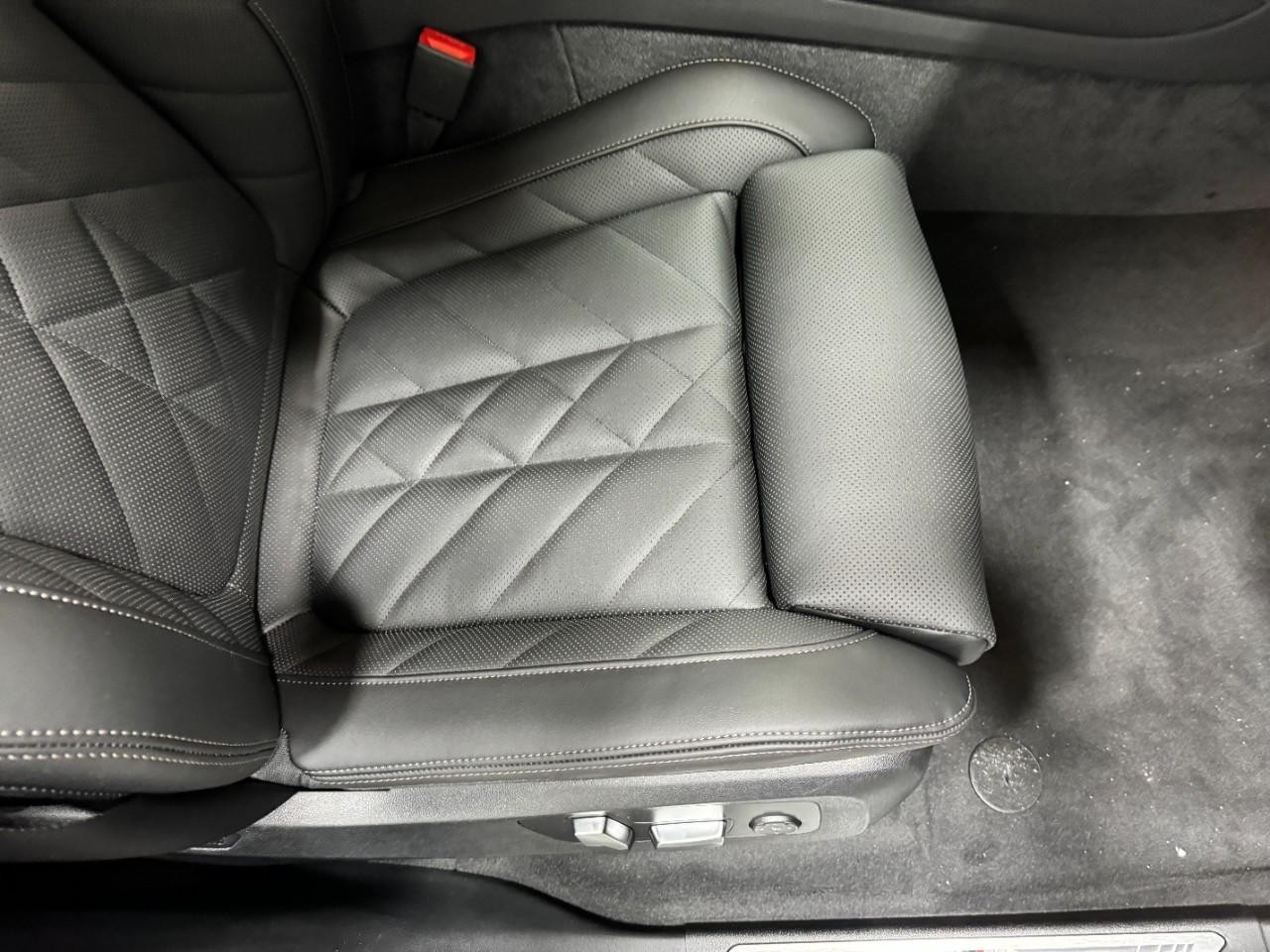 BMW X5 Vehicle Full-screen Gallery Image 19