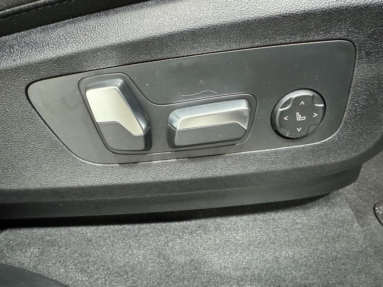 BMW X5 Vehicle Full-screen Gallery Image 20