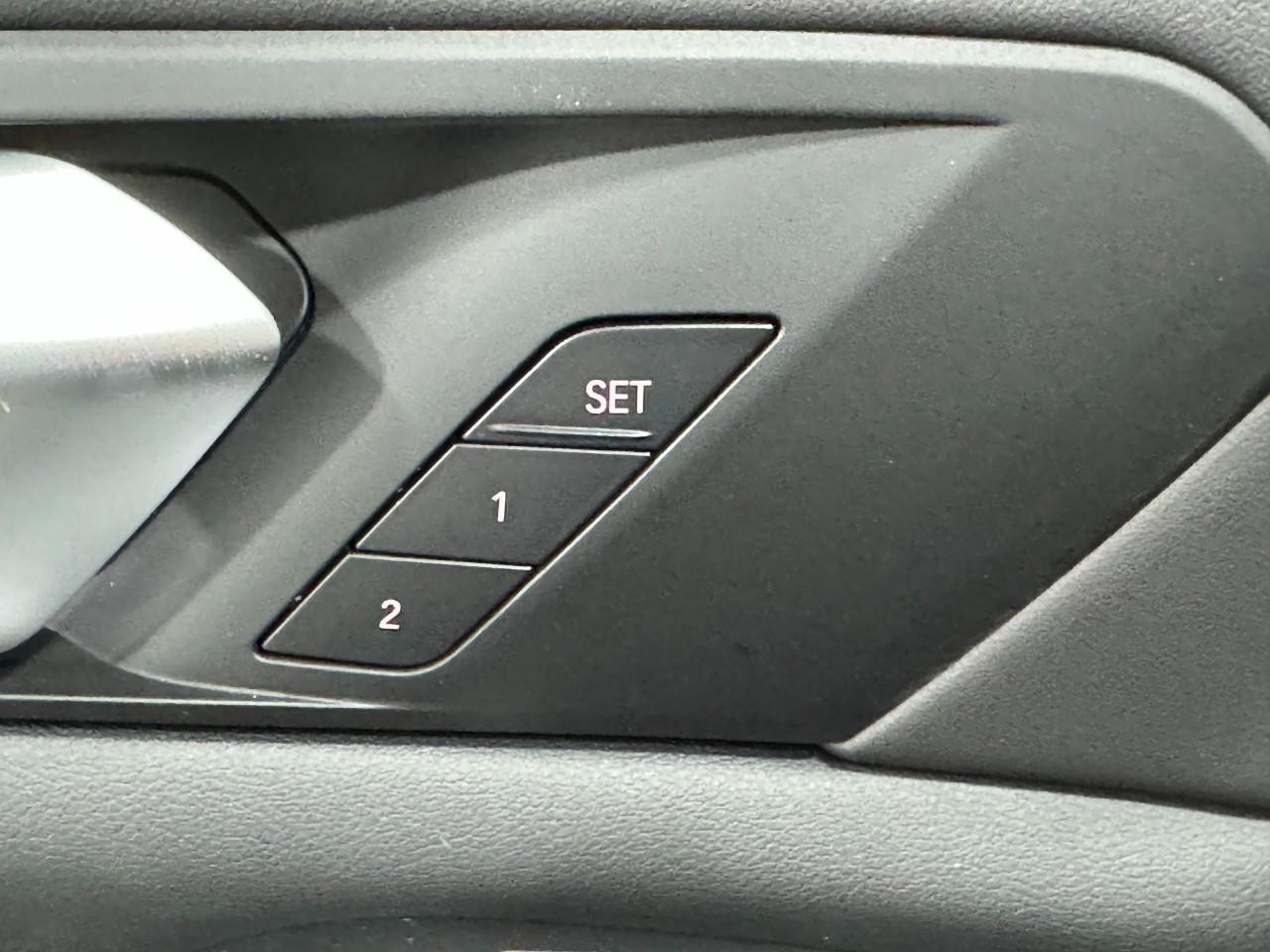 BMW X5 Vehicle Full-screen Gallery Image 24