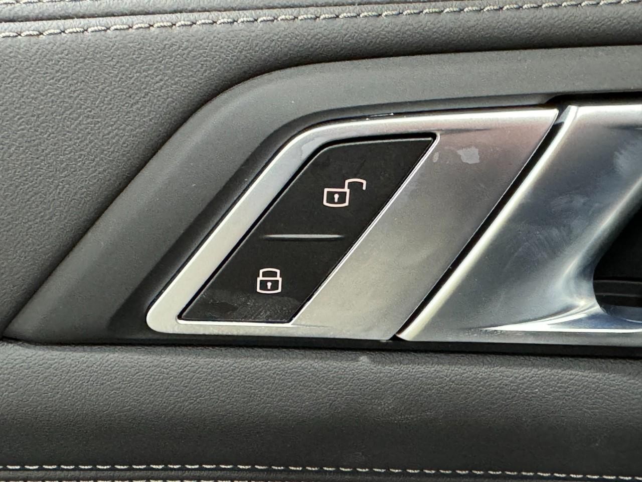 BMW X5 Vehicle Full-screen Gallery Image 25