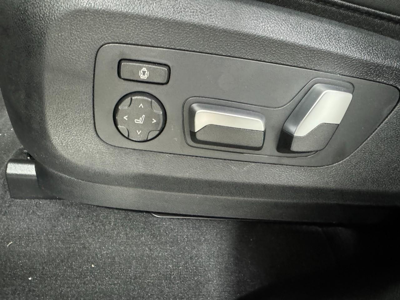 BMW X5 Vehicle Full-screen Gallery Image 29