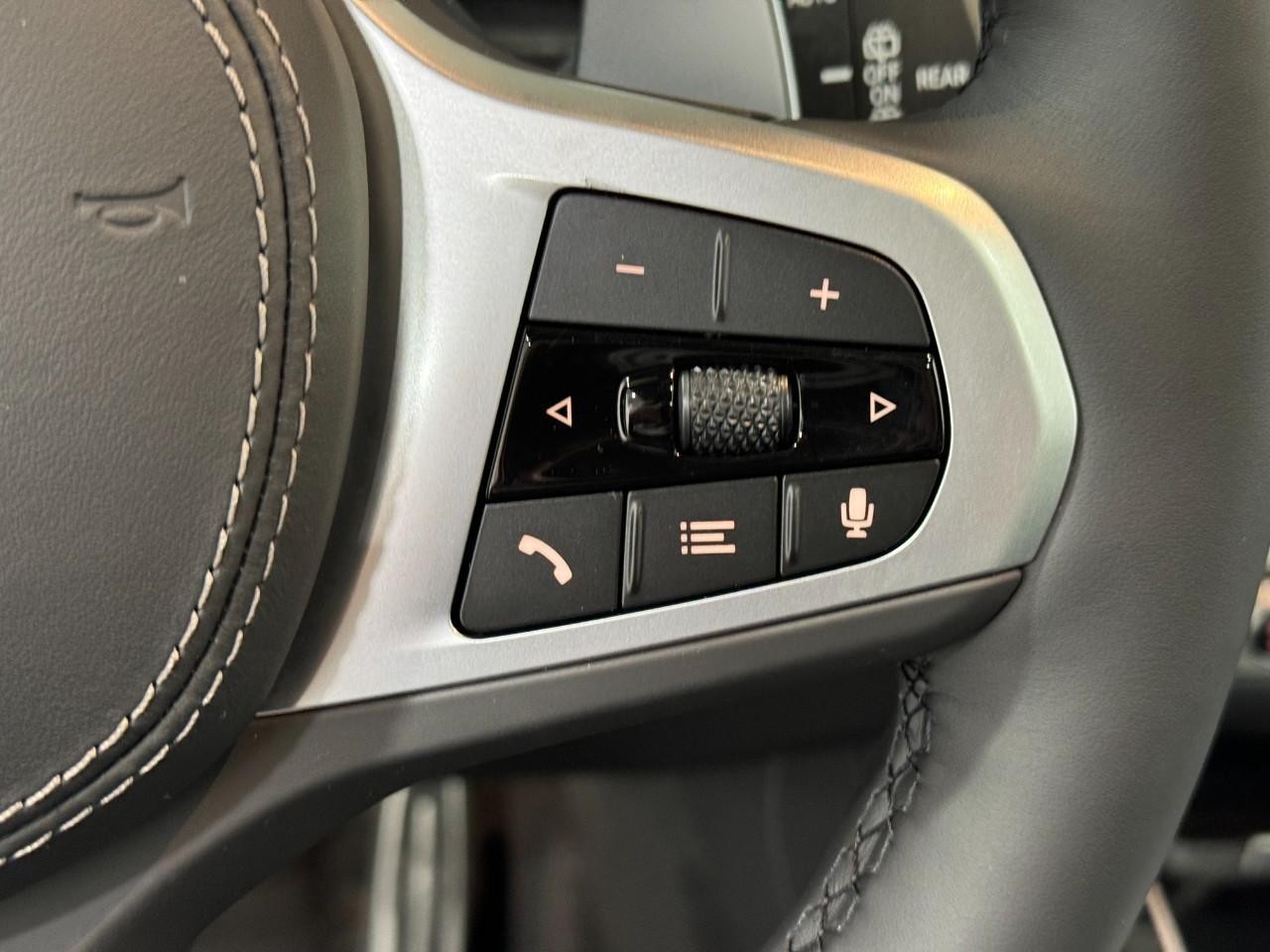 BMW X5 Vehicle Full-screen Gallery Image 32