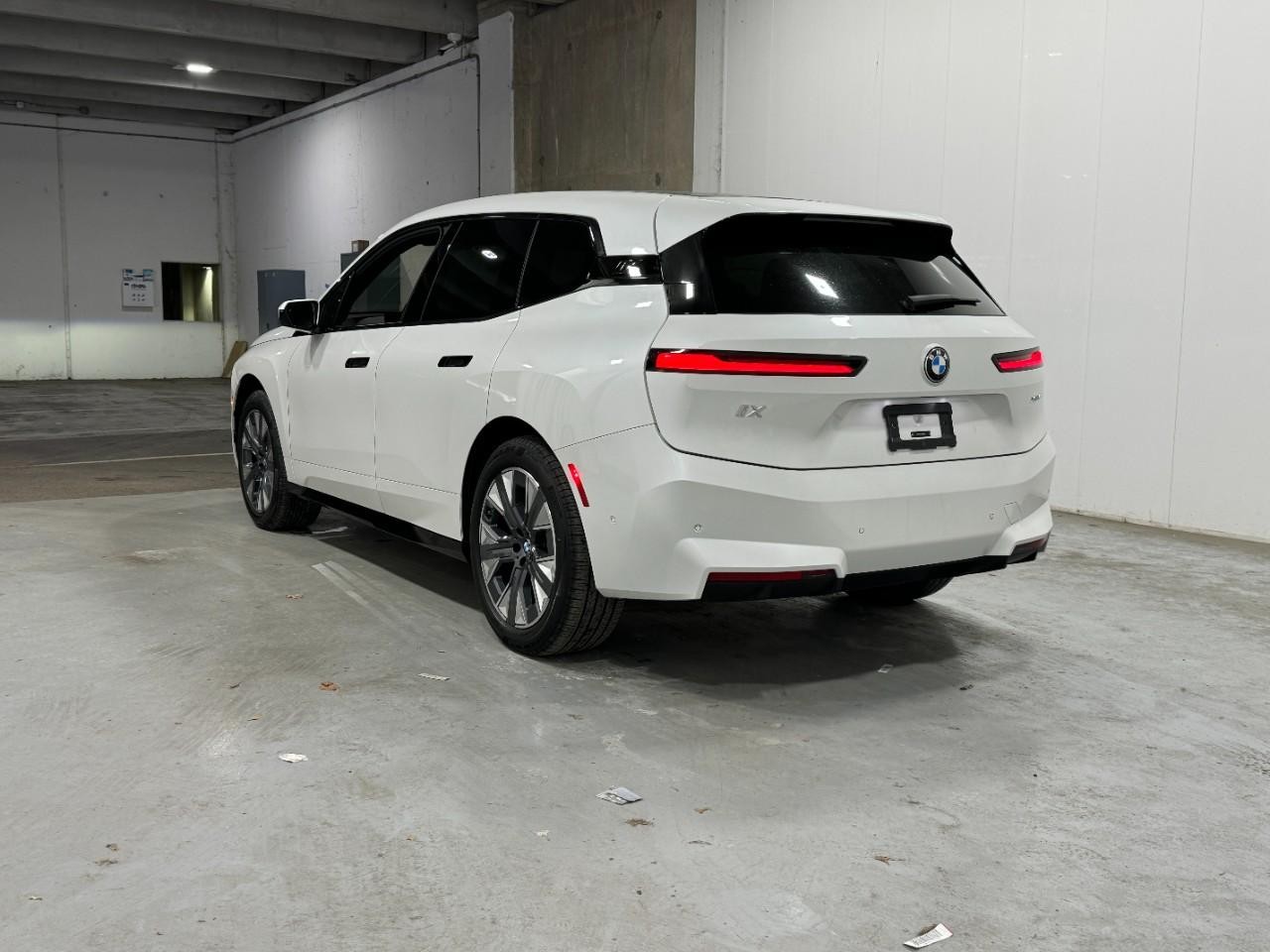 BMW iX Vehicle Full-screen Gallery Image 3