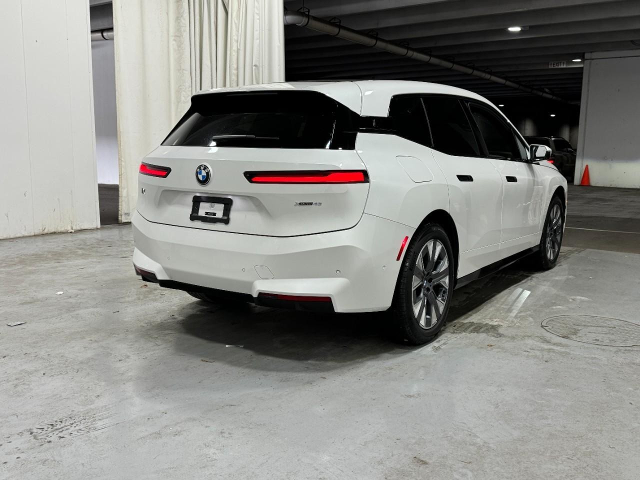 BMW iX Vehicle Full-screen Gallery Image 4