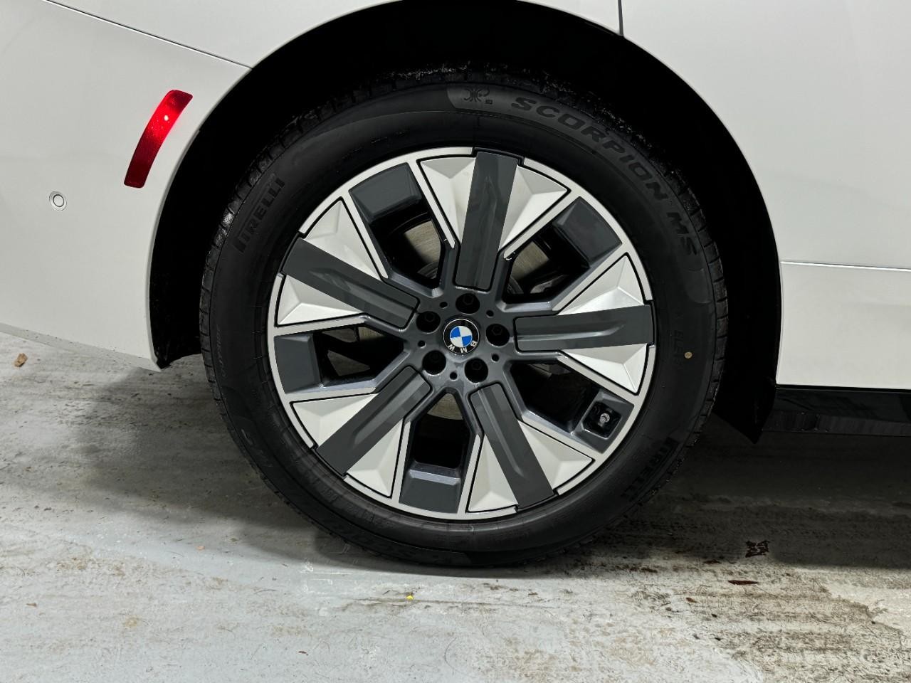 BMW iX Vehicle Full-screen Gallery Image 5