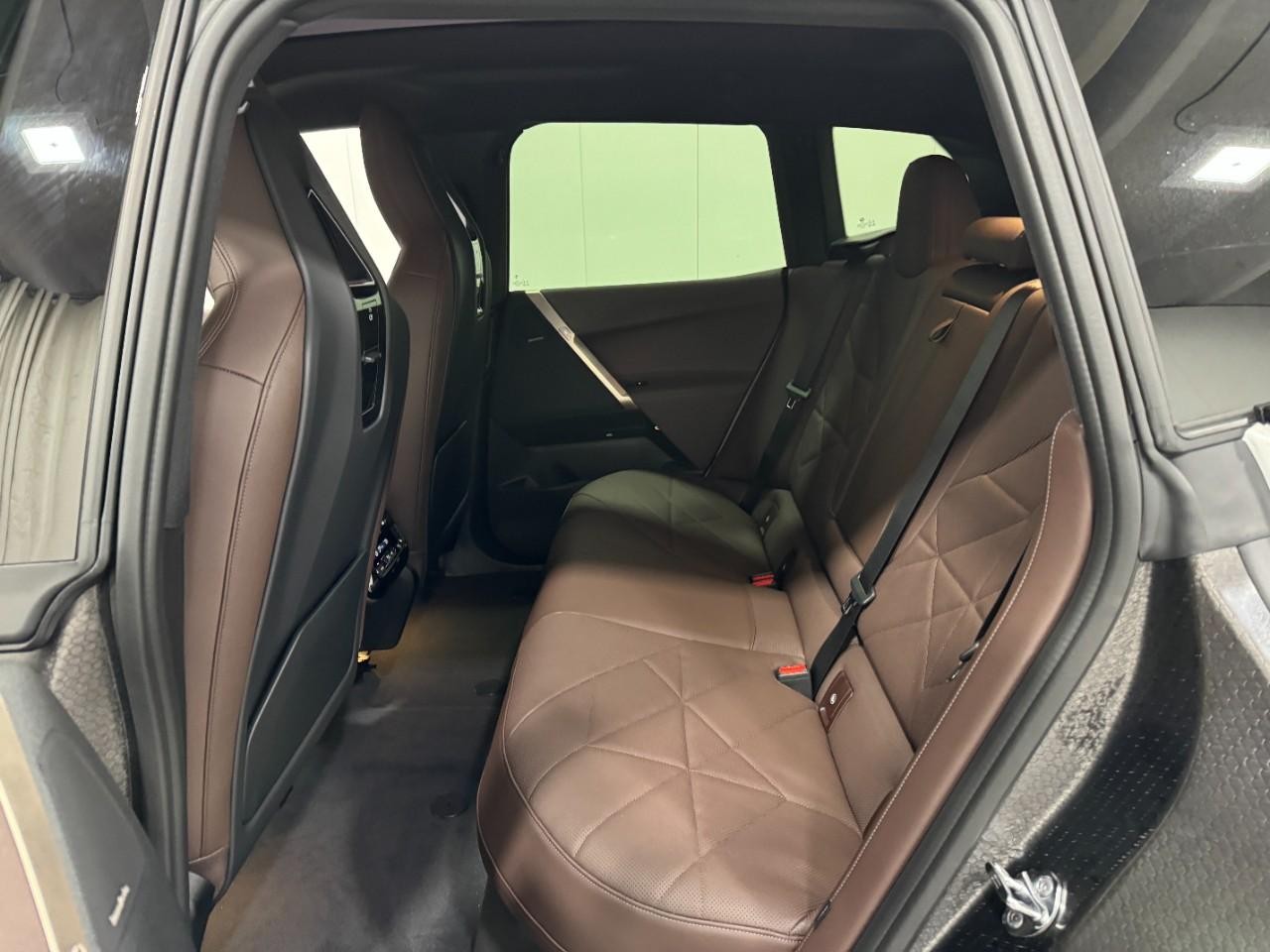 BMW iX Vehicle Full-screen Gallery Image 8