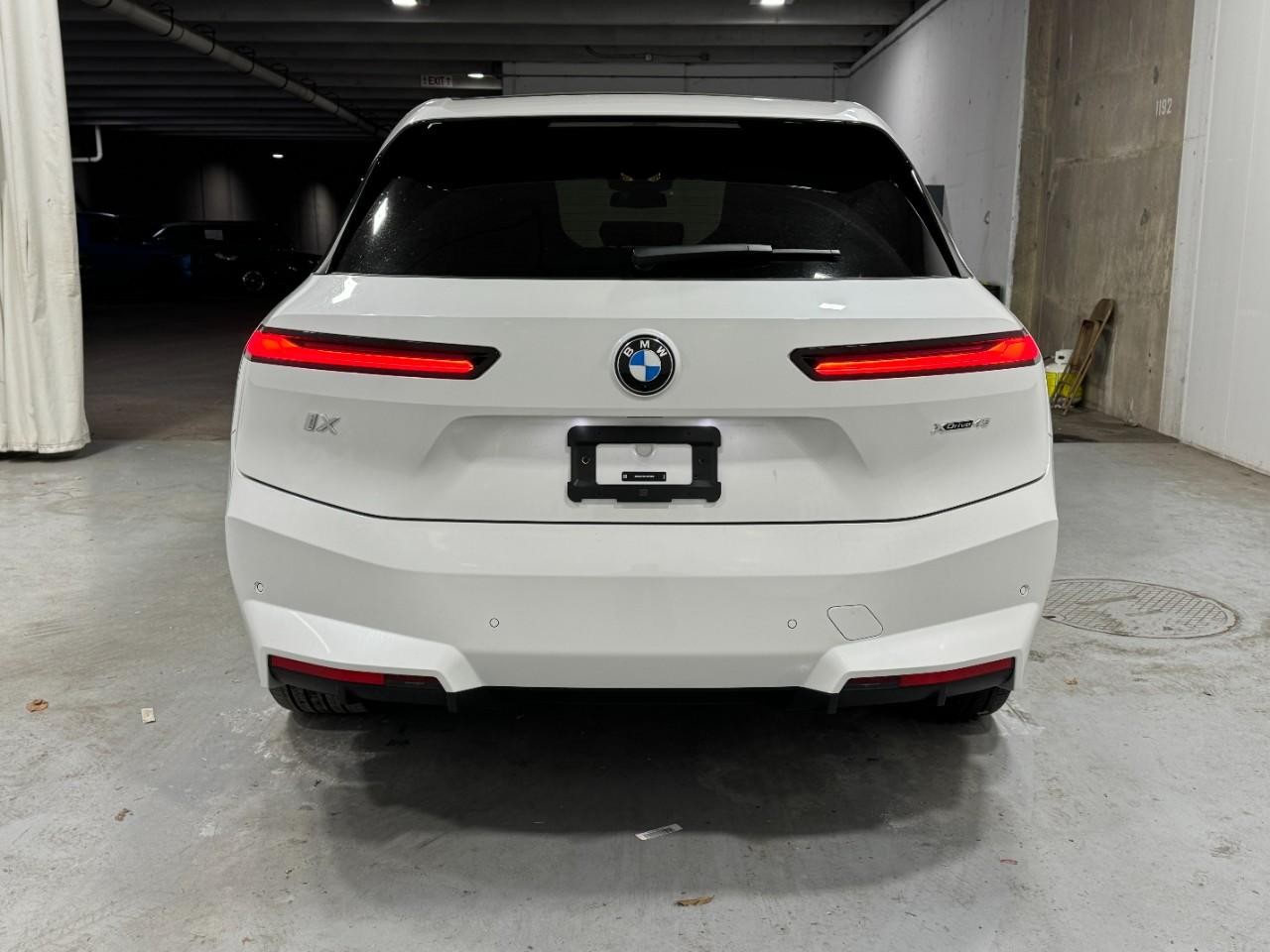 BMW iX Vehicle Full-screen Gallery Image 9