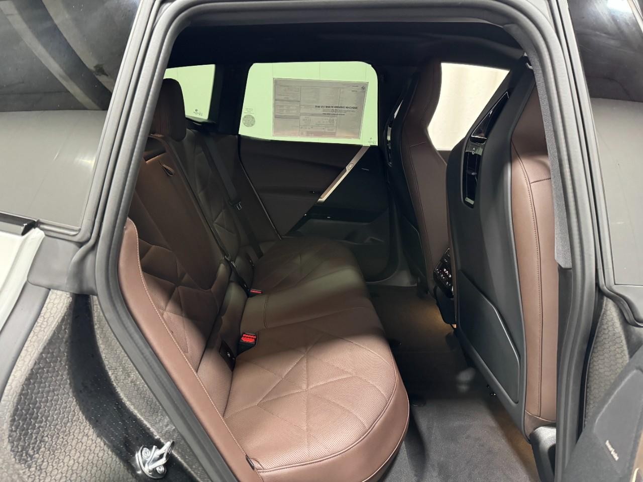 BMW iX Vehicle Full-screen Gallery Image 10