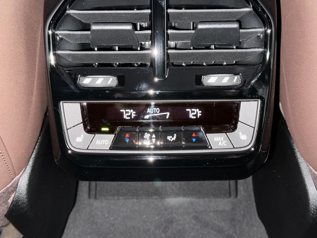 BMW iX Vehicle Full-screen Gallery Image 11