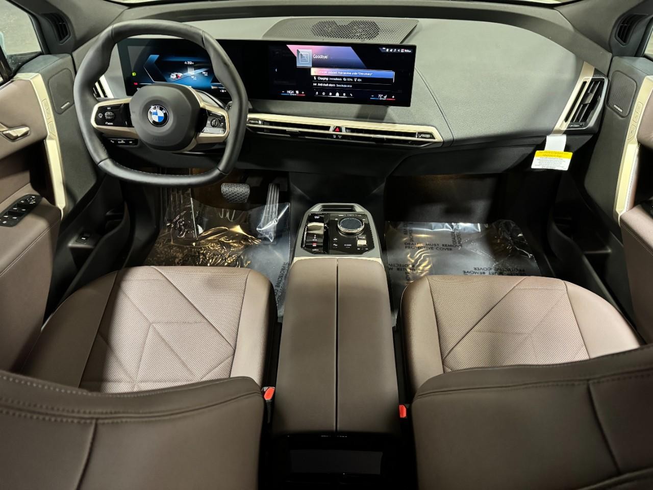 BMW iX Vehicle Full-screen Gallery Image 13