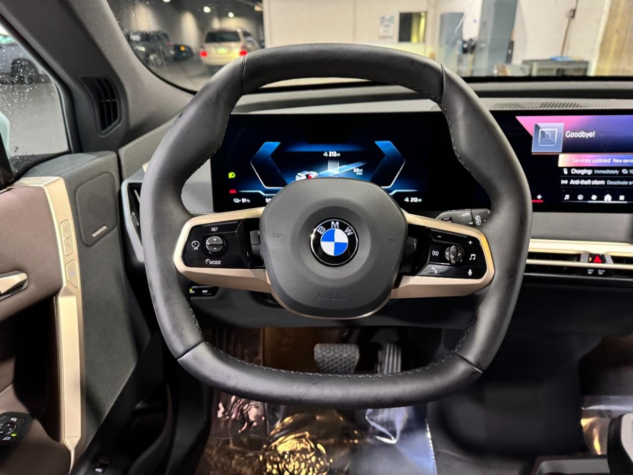 BMW iX Vehicle Full-screen Gallery Image 14