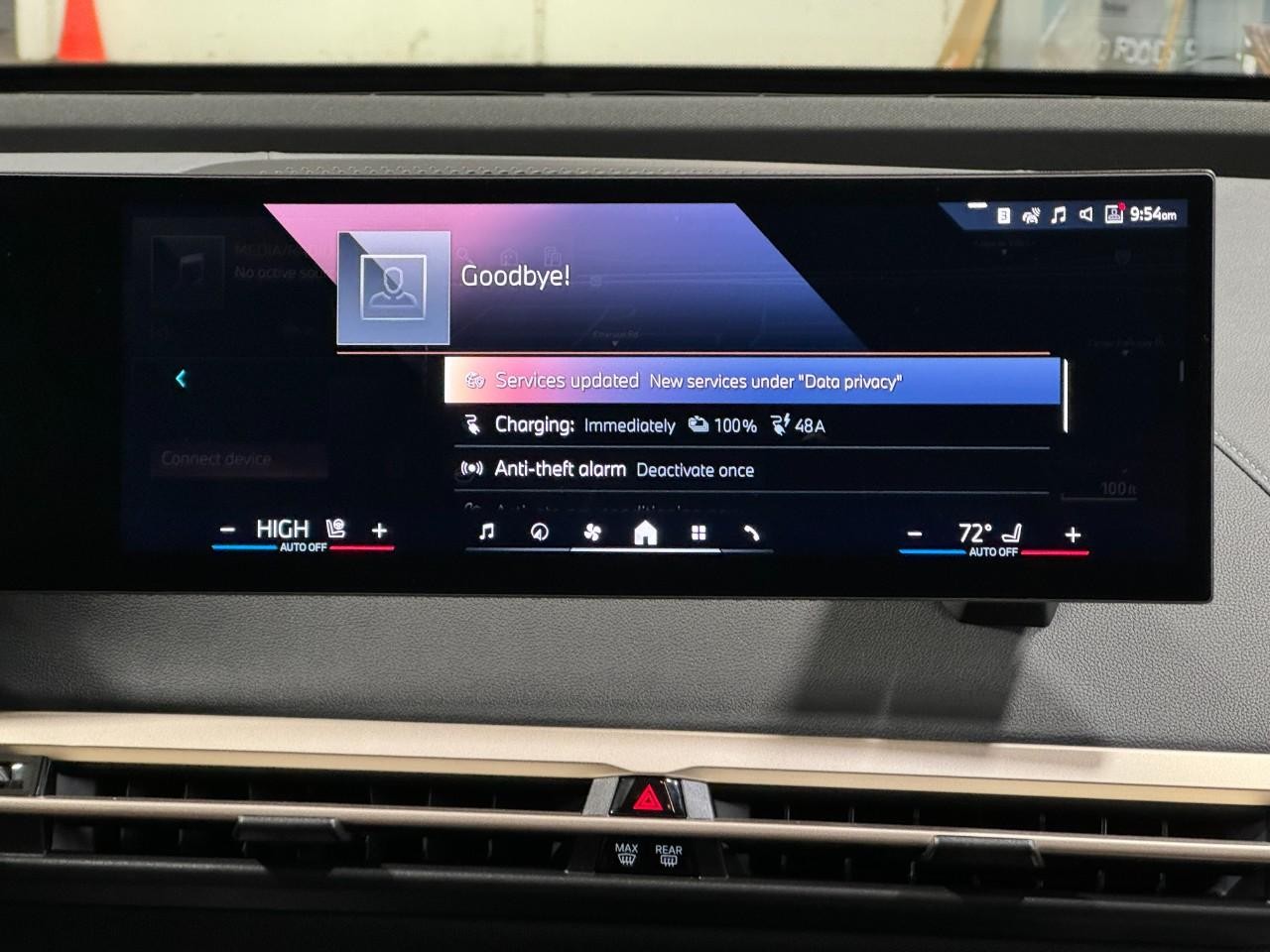 BMW iX Vehicle Full-screen Gallery Image 15