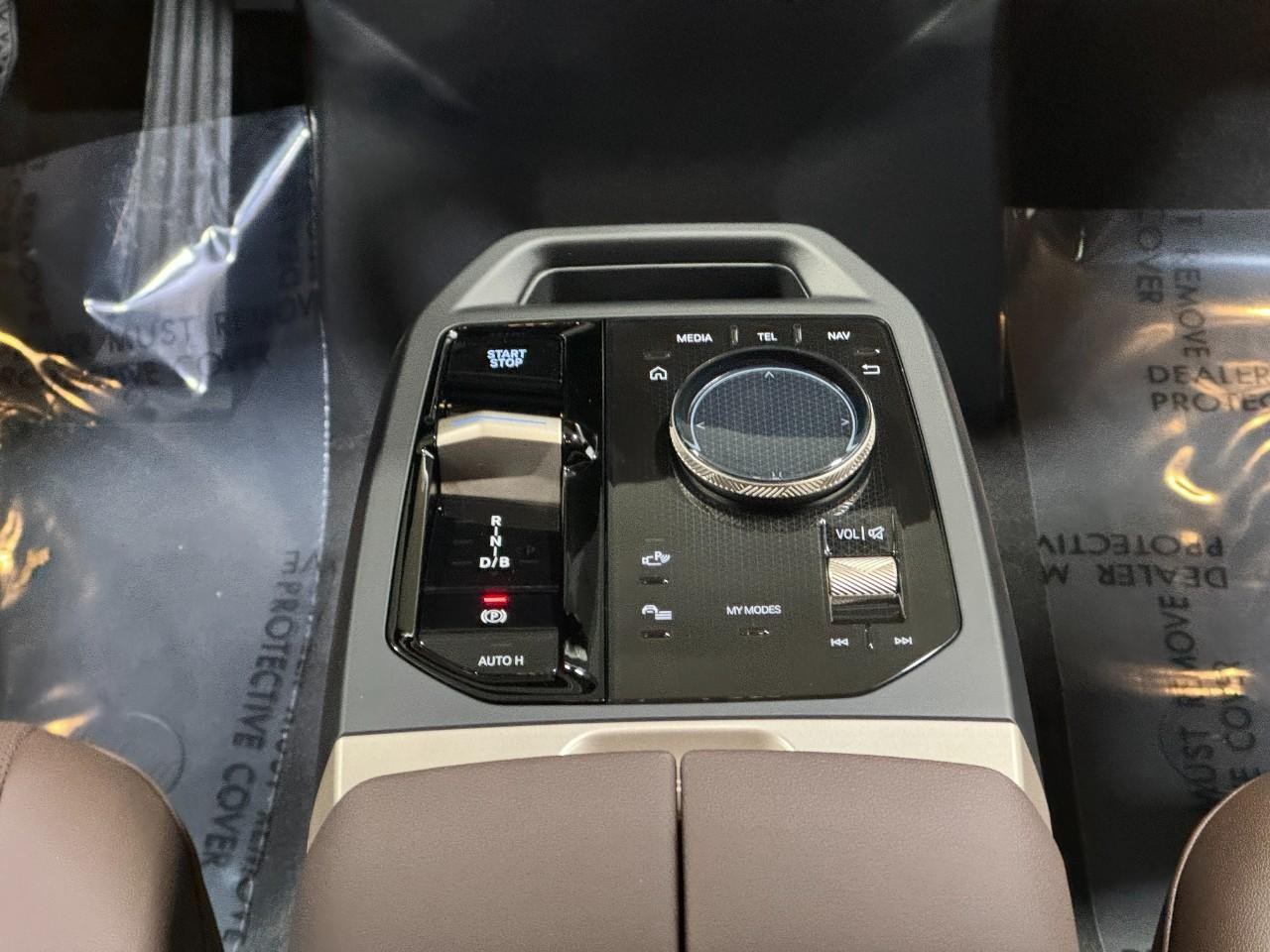 BMW iX Vehicle Full-screen Gallery Image 16