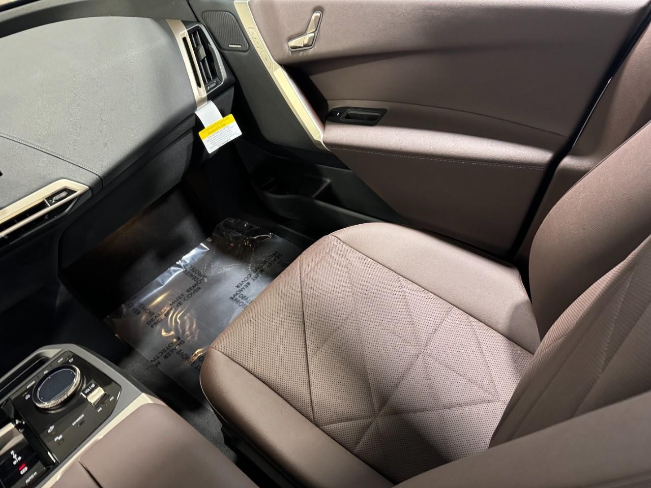 BMW iX Vehicle Full-screen Gallery Image 17