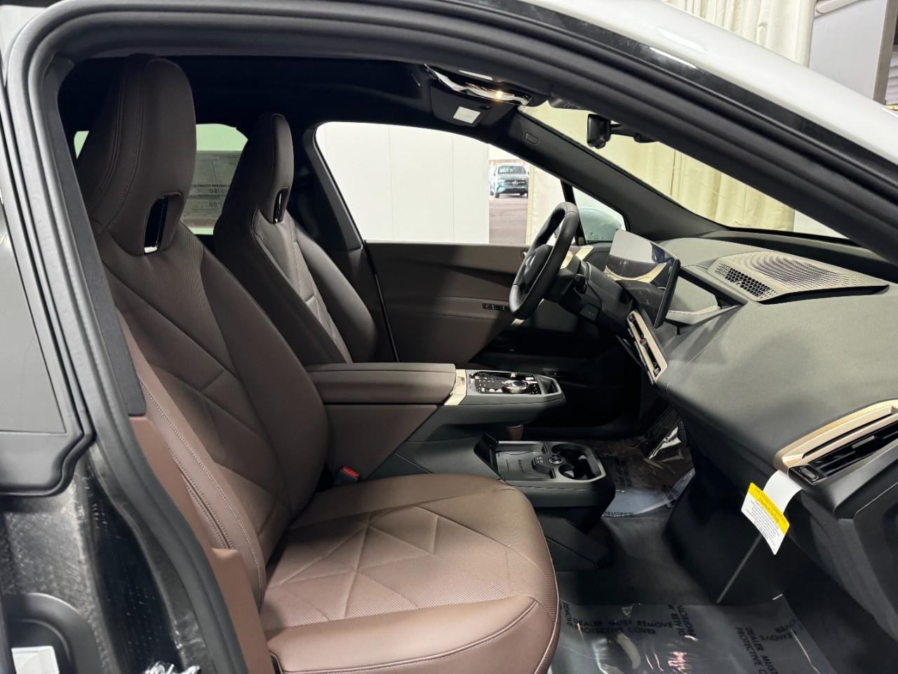 BMW iX Vehicle Full-screen Gallery Image 18