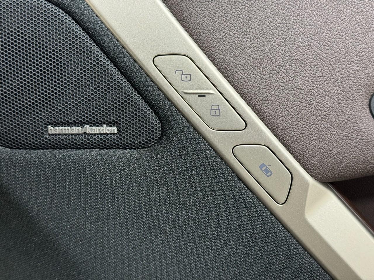 BMW iX Vehicle Full-screen Gallery Image 20