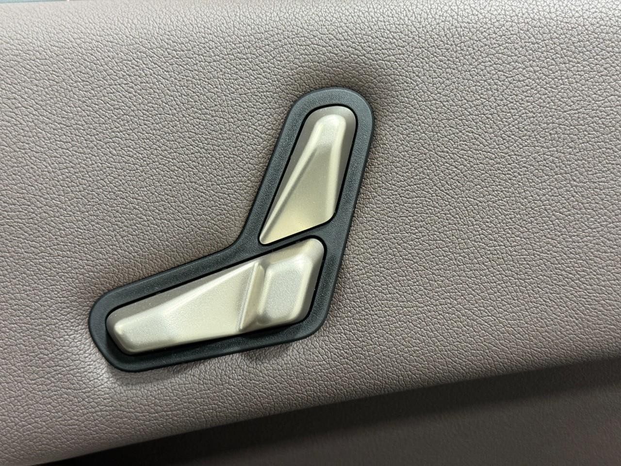 BMW iX Vehicle Full-screen Gallery Image 21