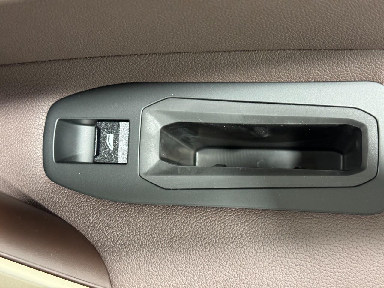 BMW iX Vehicle Full-screen Gallery Image 22