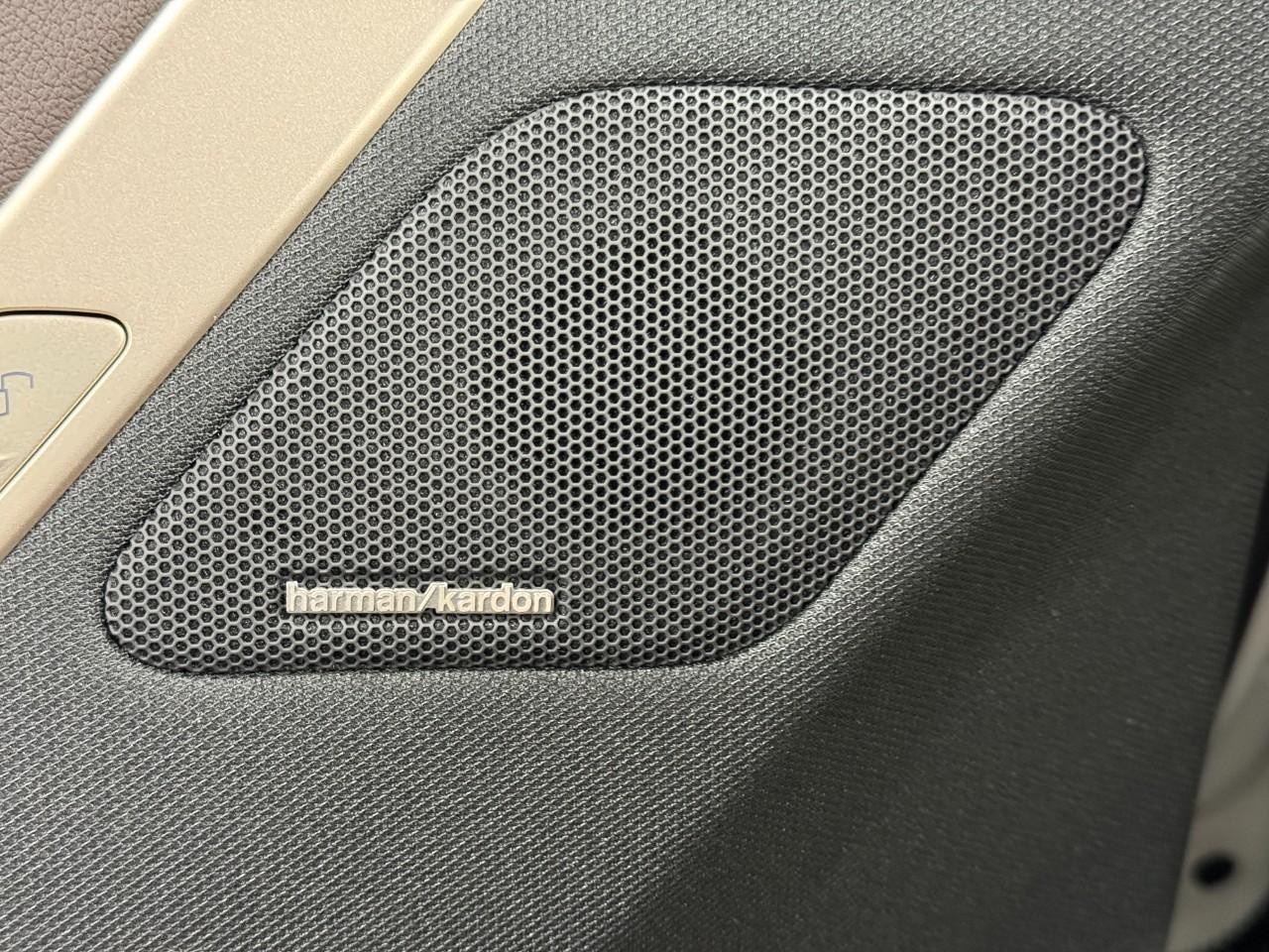 BMW iX Vehicle Full-screen Gallery Image 23