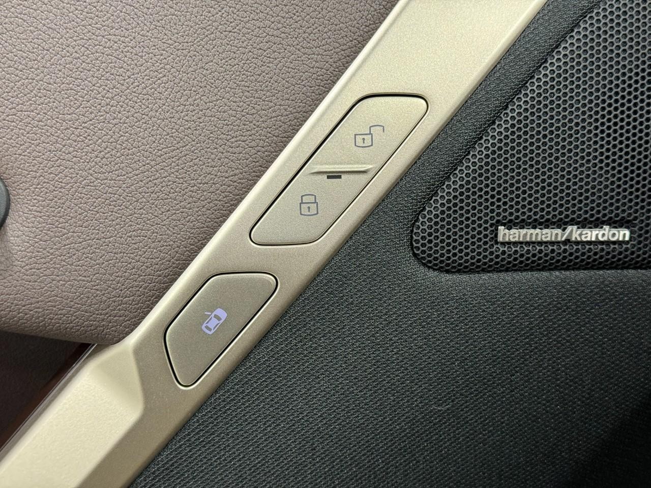 BMW iX Vehicle Full-screen Gallery Image 24