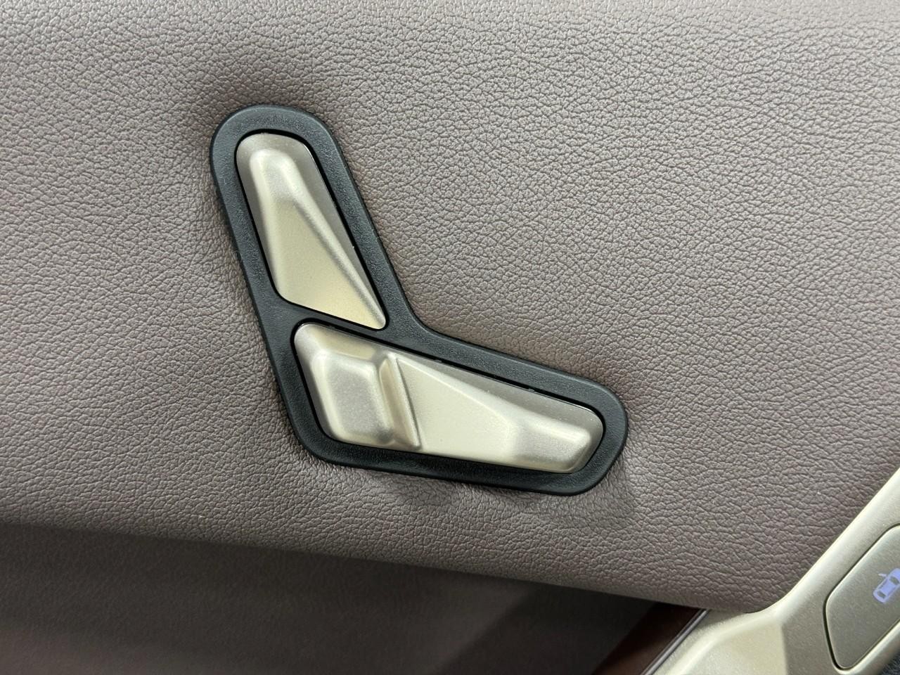 BMW iX Vehicle Full-screen Gallery Image 25