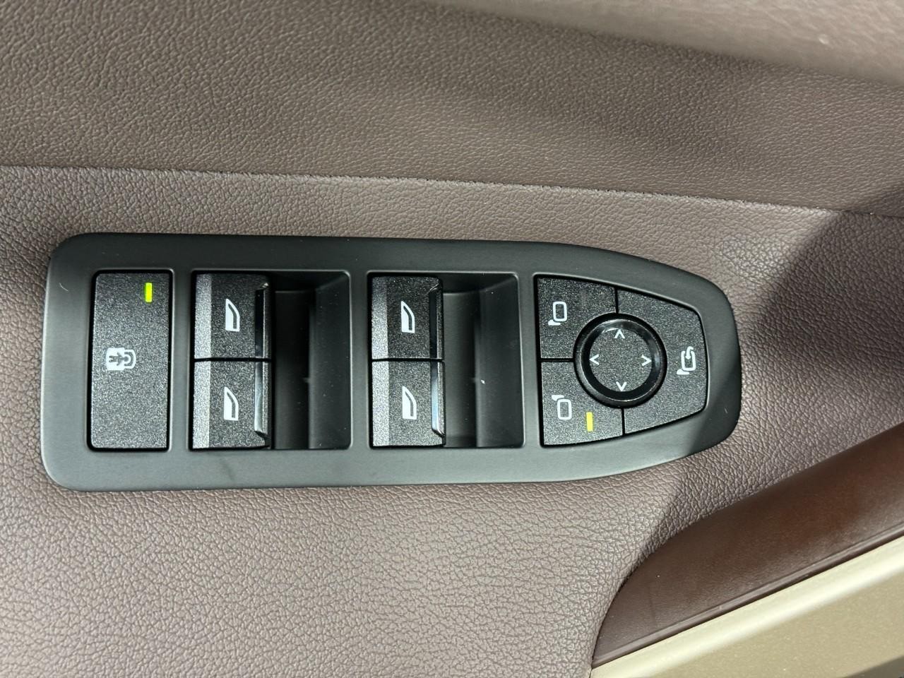 BMW iX Vehicle Full-screen Gallery Image 26