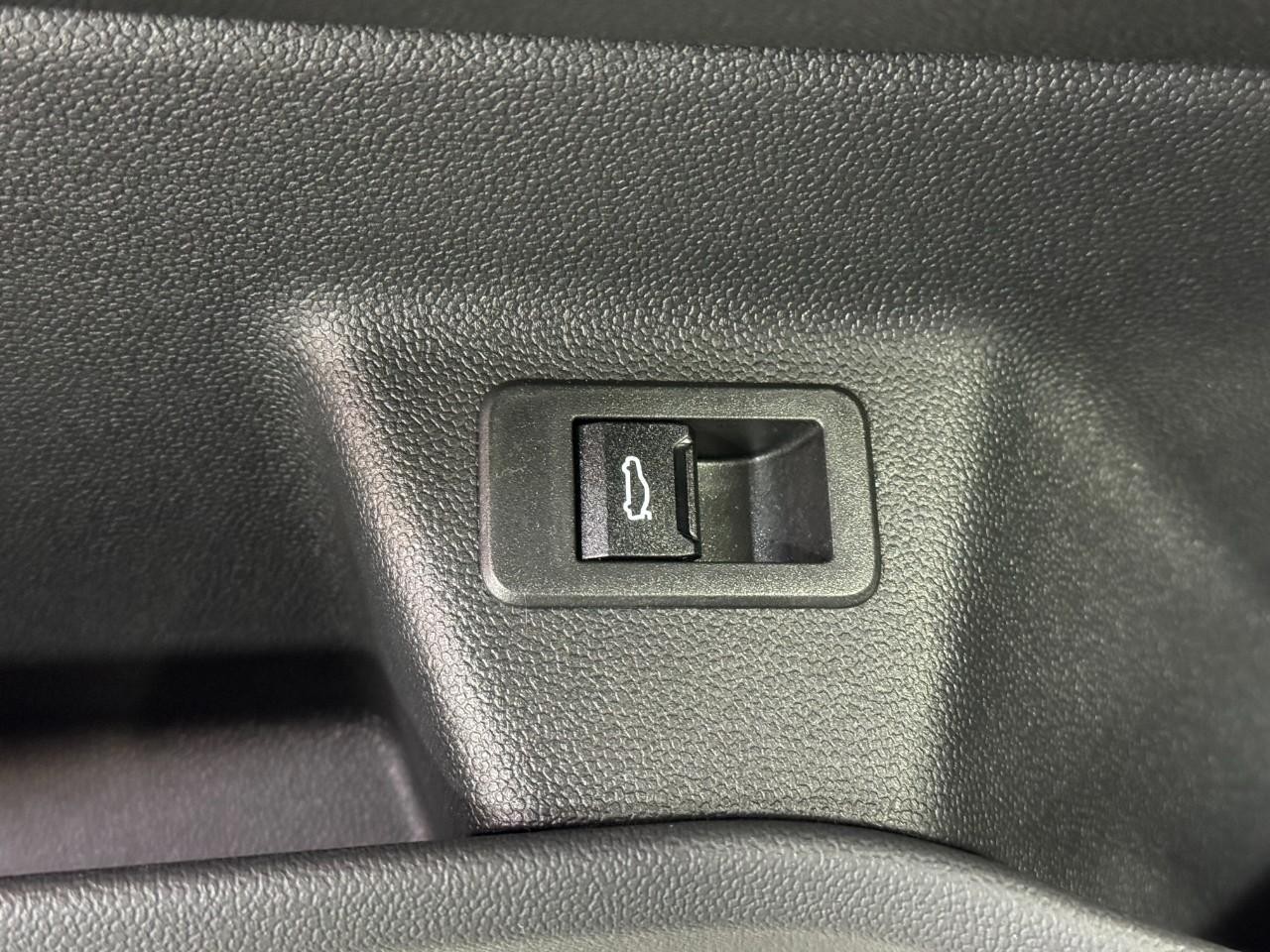 BMW iX Vehicle Full-screen Gallery Image 27