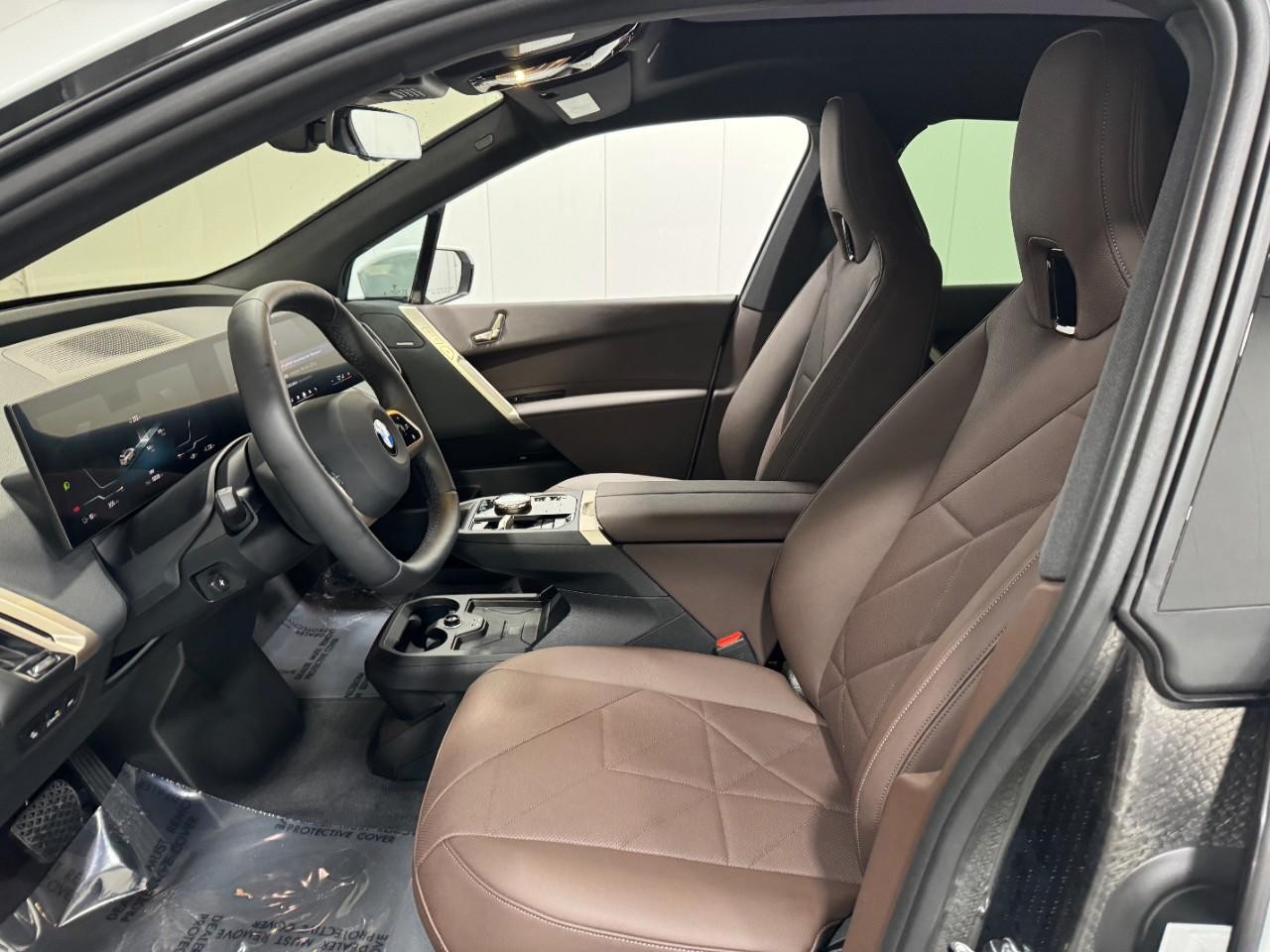 BMW iX Vehicle Full-screen Gallery Image 28