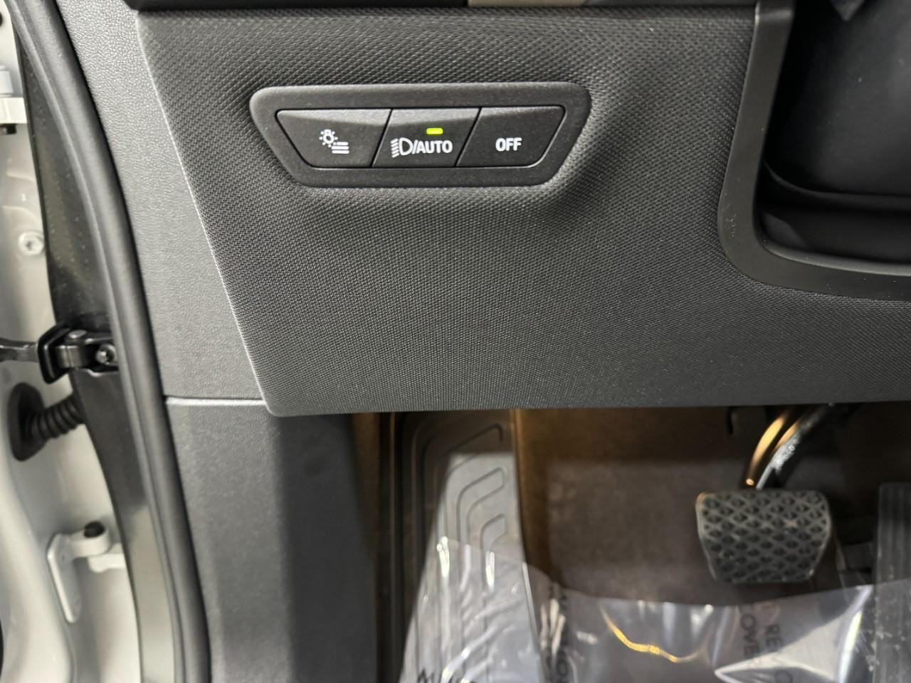 BMW iX Vehicle Full-screen Gallery Image 30