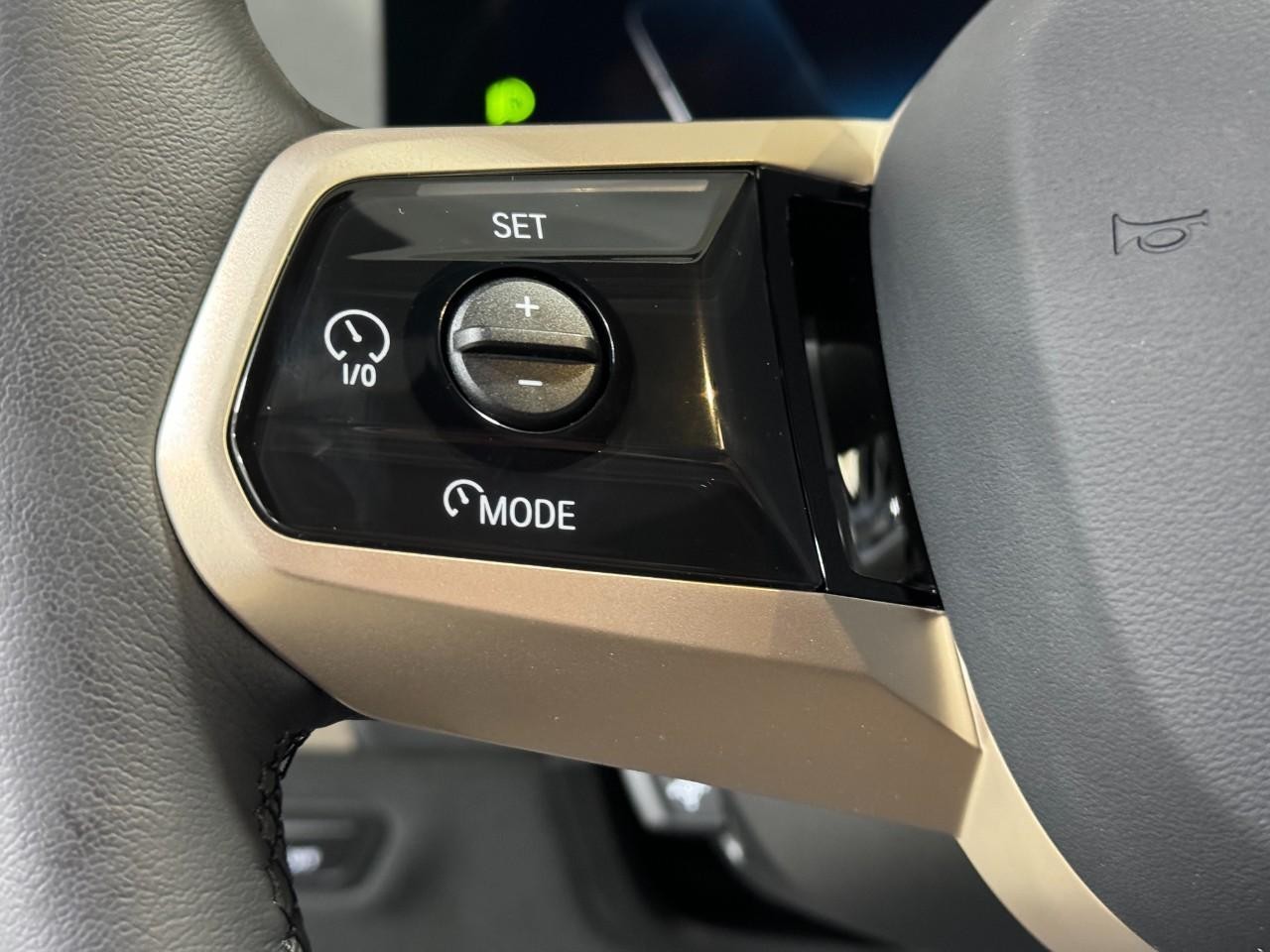 BMW iX Vehicle Full-screen Gallery Image 31