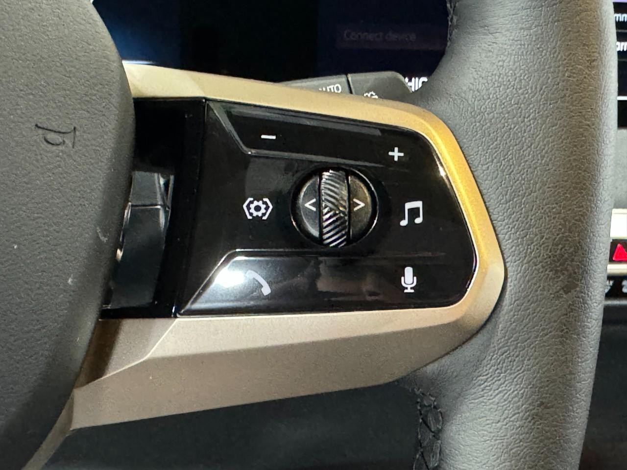 BMW iX Vehicle Full-screen Gallery Image 32