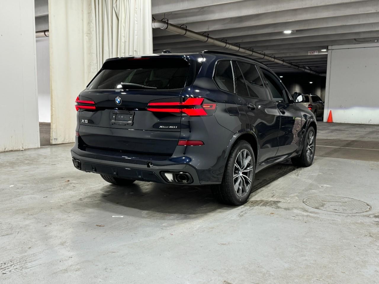 BMW X5 Vehicle Full-screen Gallery Image 4