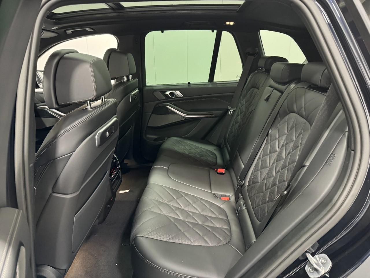 BMW X5 Vehicle Full-screen Gallery Image 8