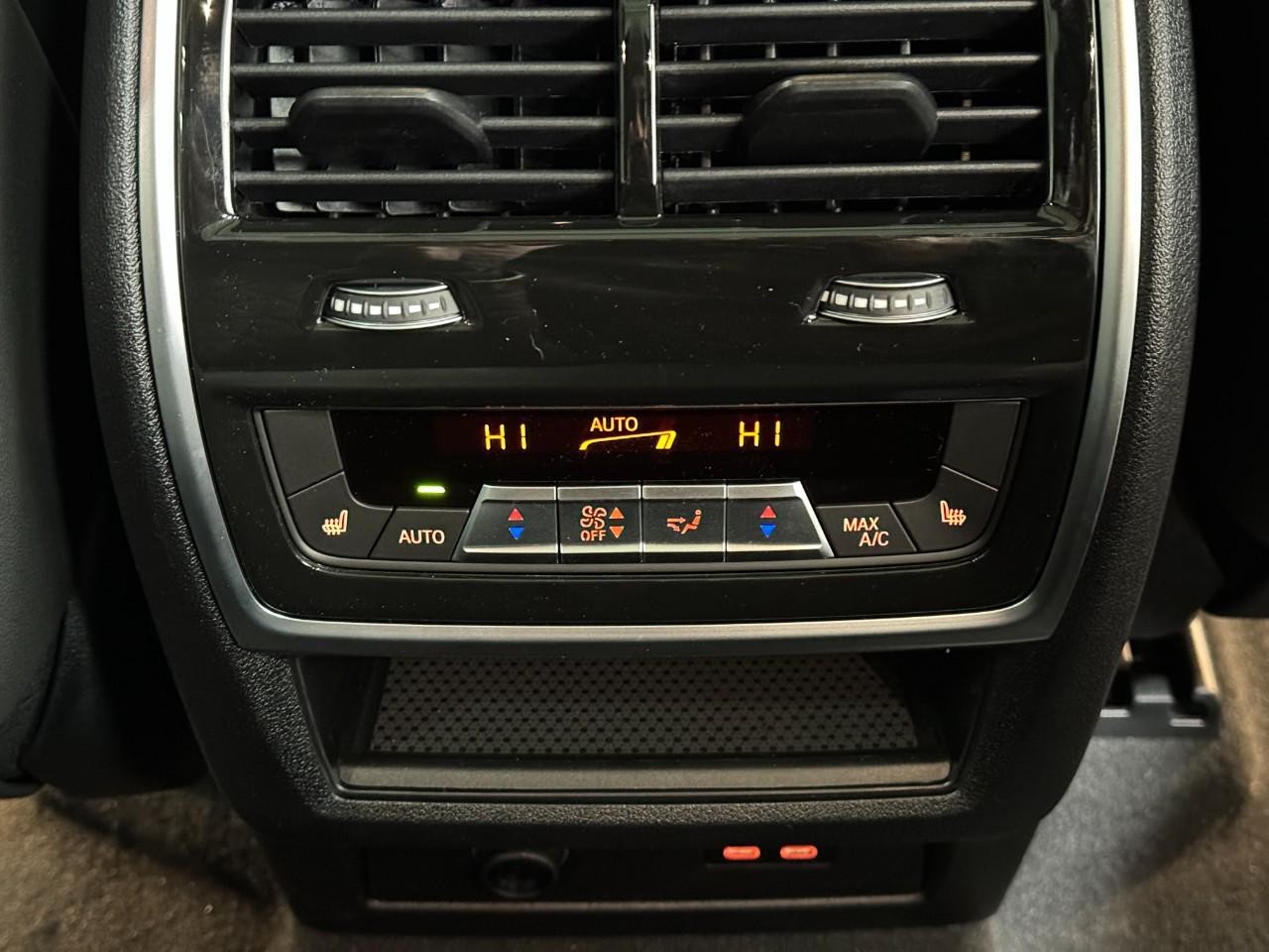 BMW X5 Vehicle Full-screen Gallery Image 11