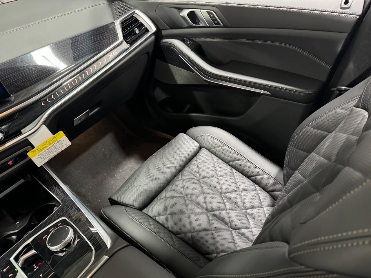 BMW X5 Vehicle Full-screen Gallery Image 17