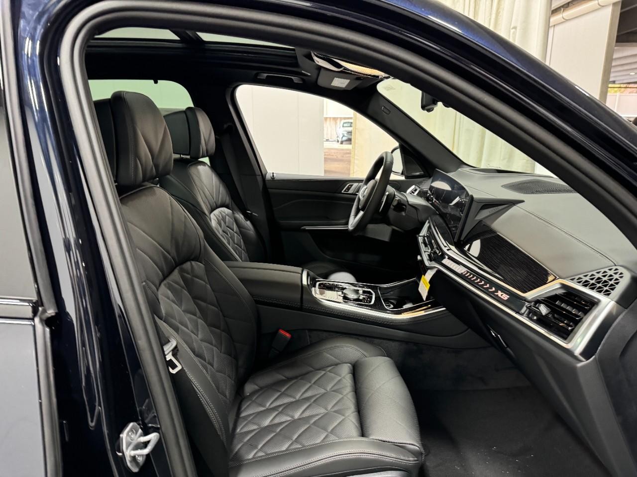 BMW X5 Vehicle Full-screen Gallery Image 18