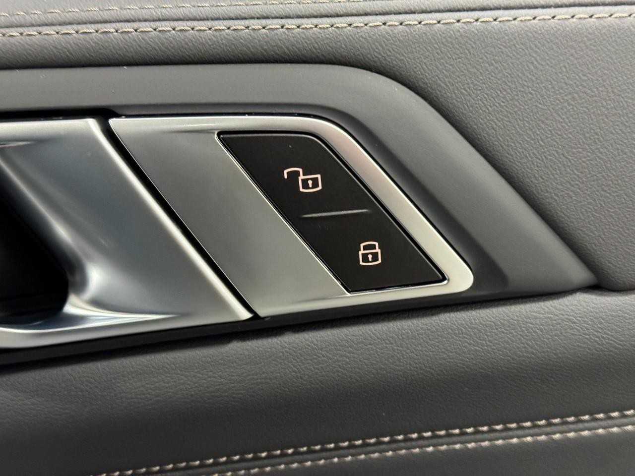 BMW X5 Vehicle Full-screen Gallery Image 21