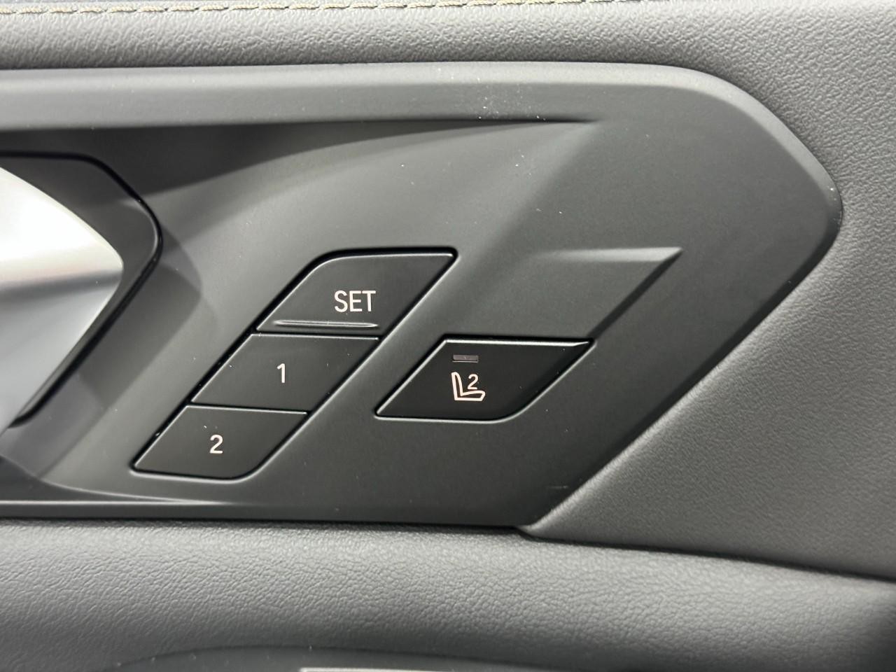 BMW X5 Vehicle Full-screen Gallery Image 24