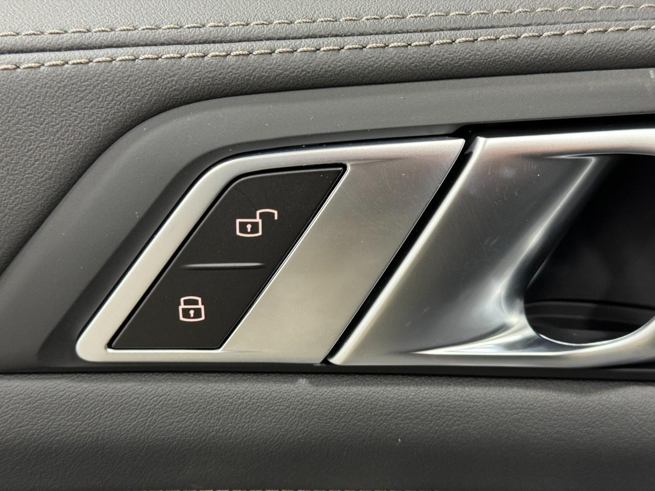 BMW X5 Vehicle Full-screen Gallery Image 25