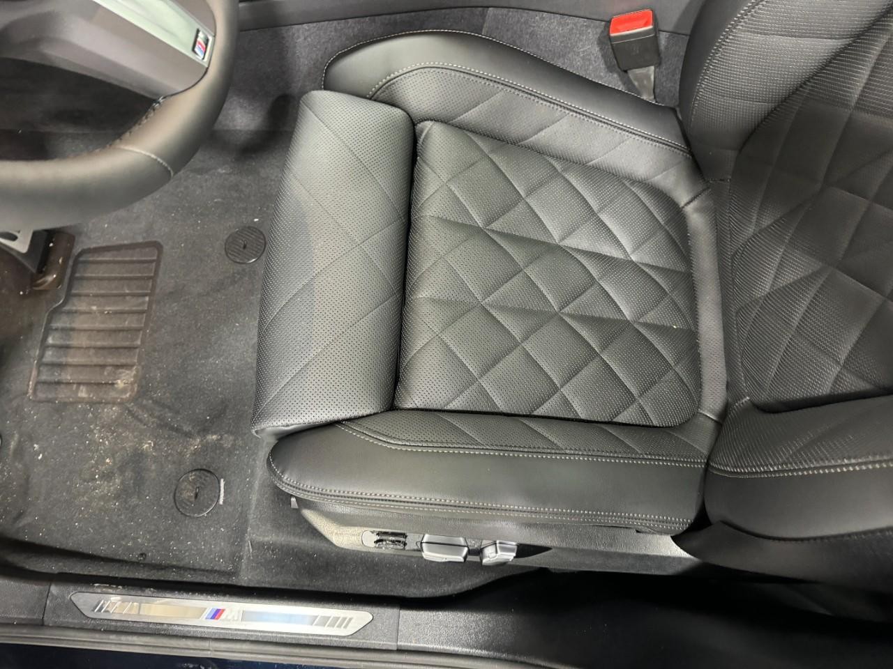 BMW X5 Vehicle Full-screen Gallery Image 28